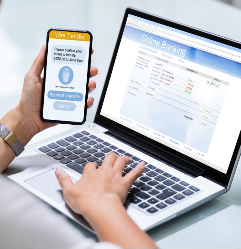Laptop i telefon, online